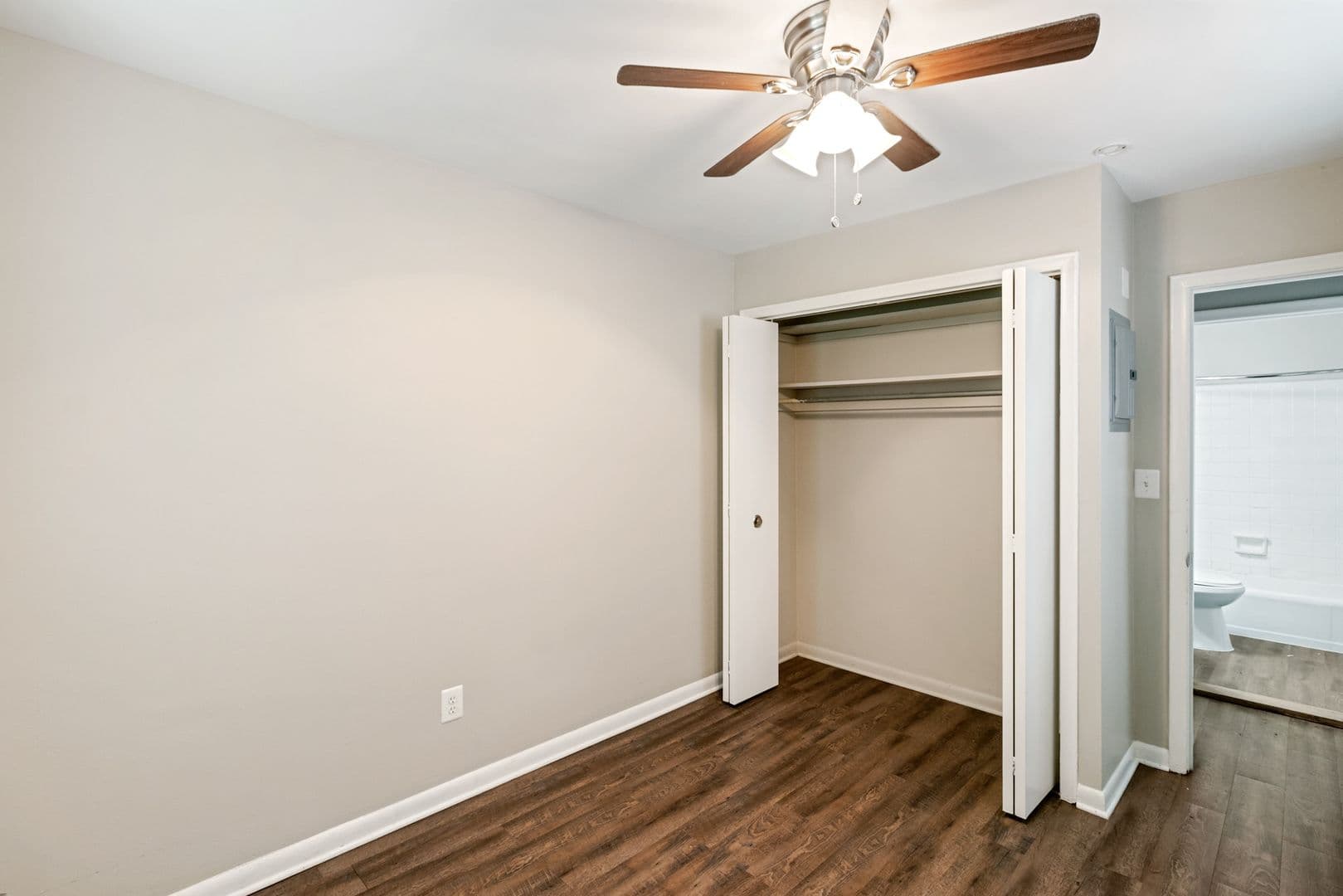 Royal Oak Apartment: 2005 Crooks Road