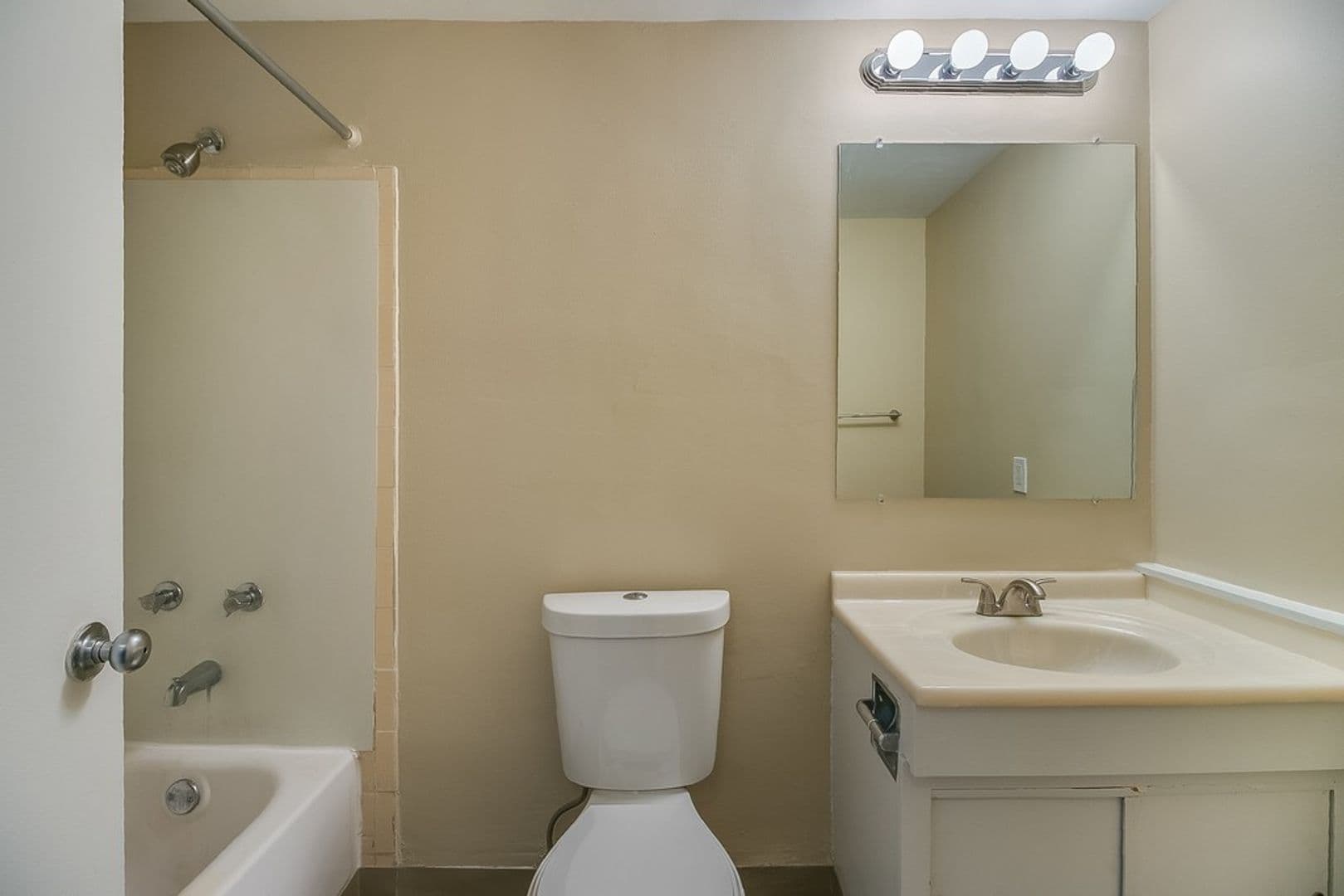 Detroit Apartment: 10 West Adams Avenue