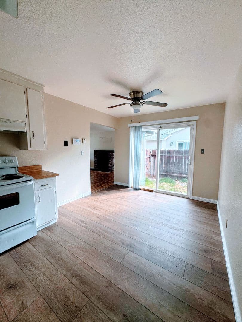 Sacramento House: 1512 71st Avenue