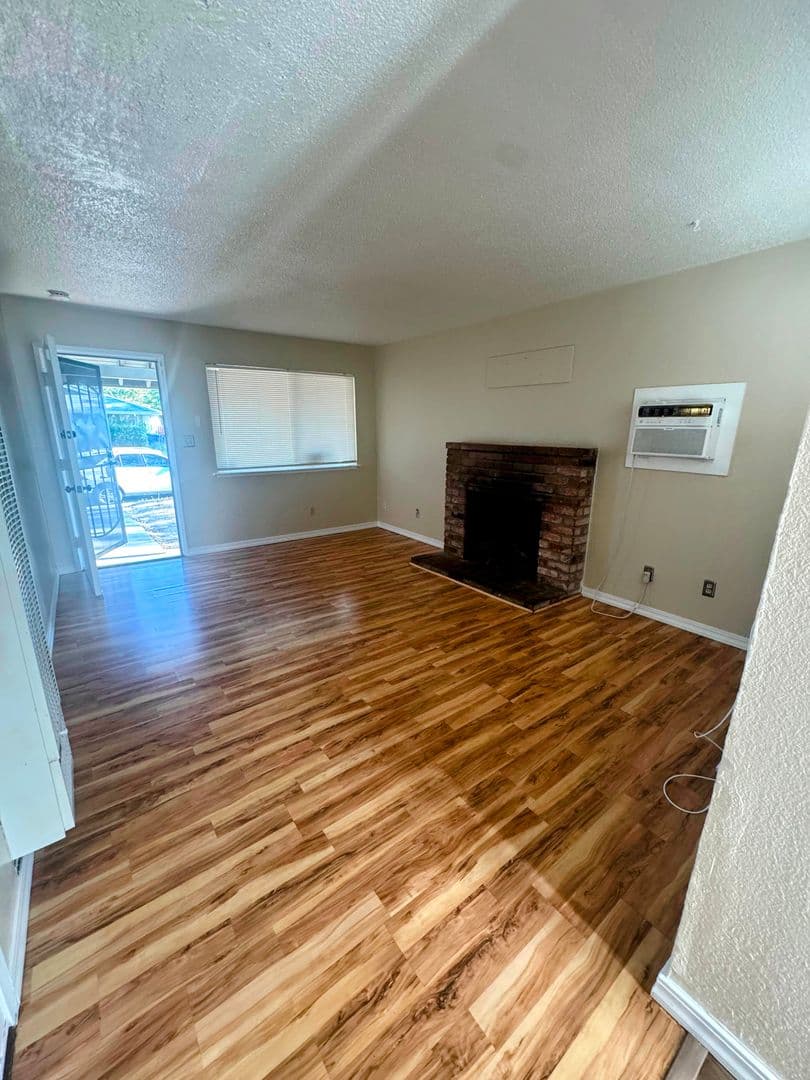 Sacramento House: 1512 71st Avenue
