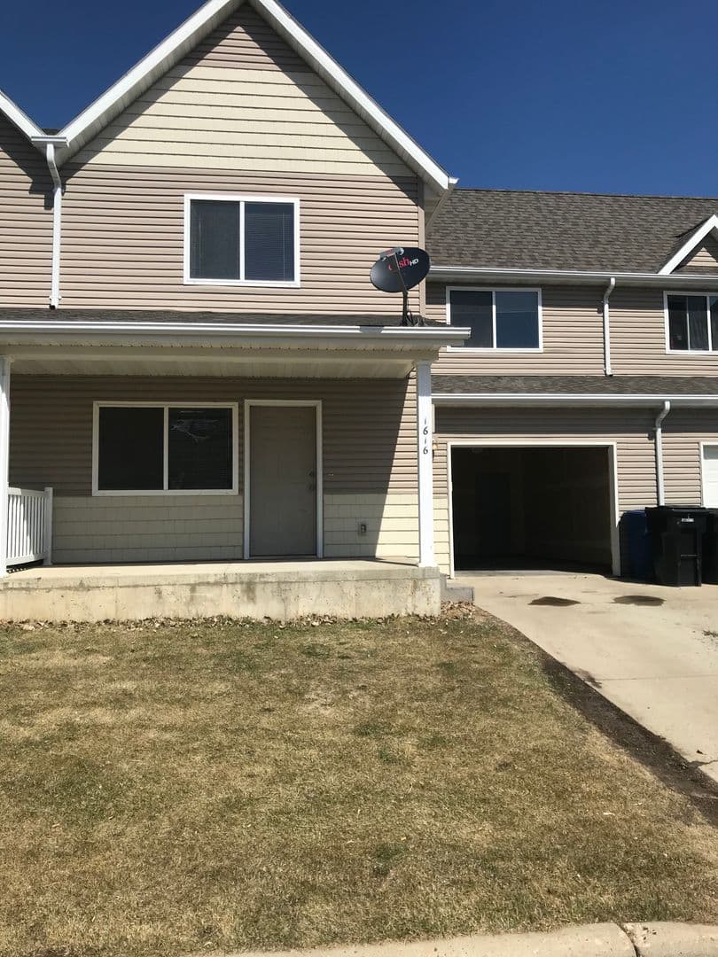 Dickinson Townhome: 2292 Sparrow Dr - 10B