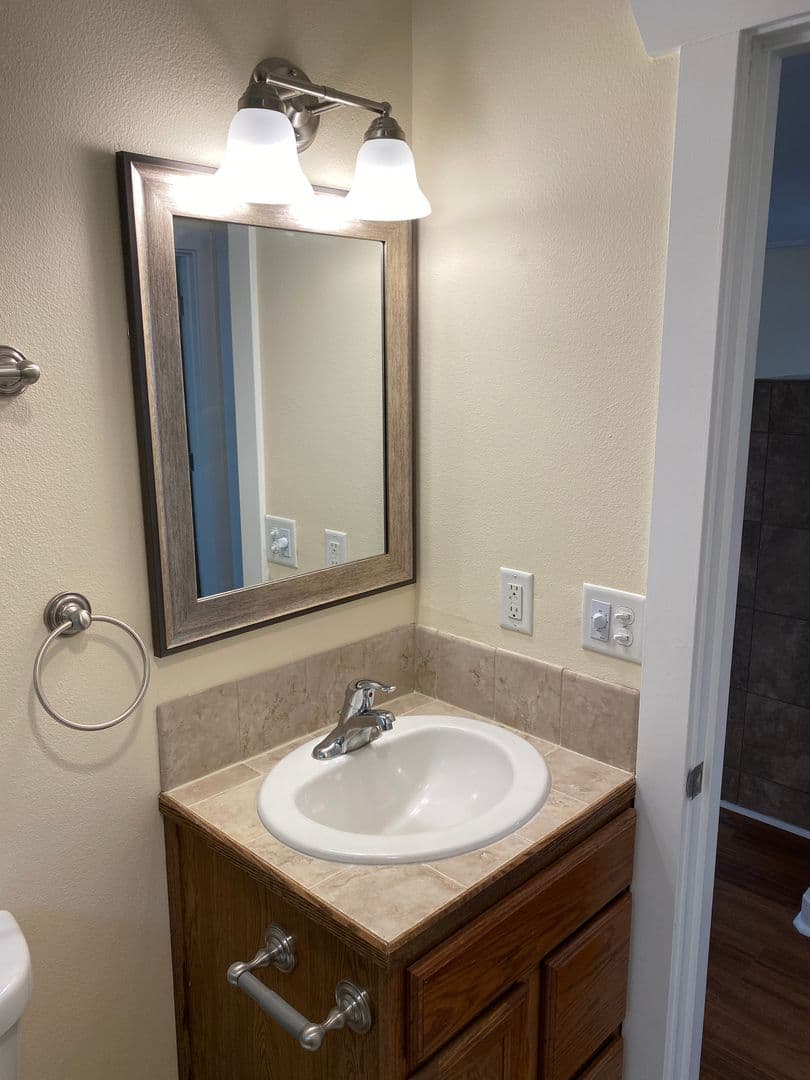 Astoria Apartment: 1089, 1091, 1097, 1099 Irving