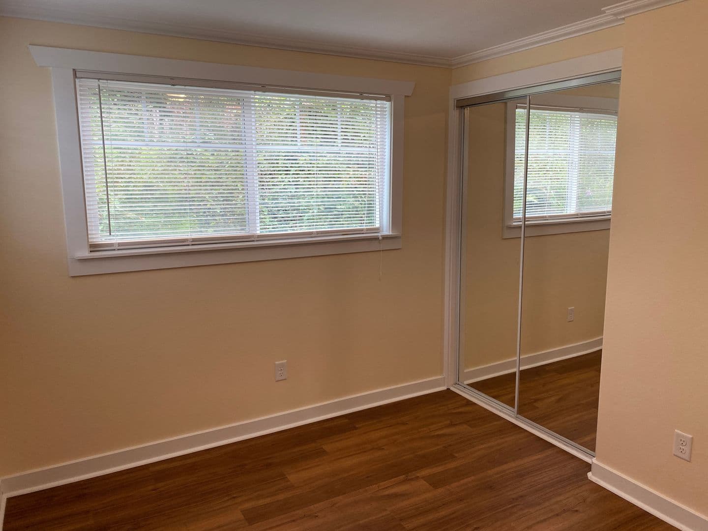 Astoria Apartment: 1089, 1091, 1097, 1099 Irving