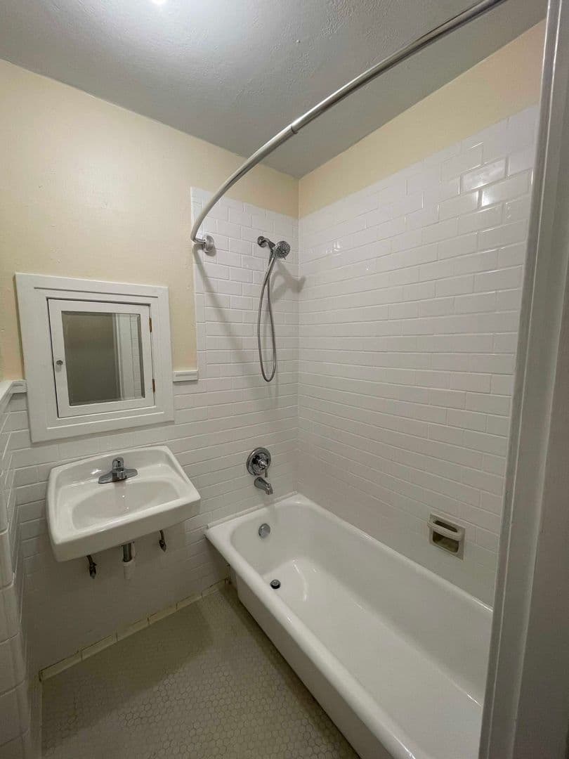 Astoria Apartment: 687 14th Street