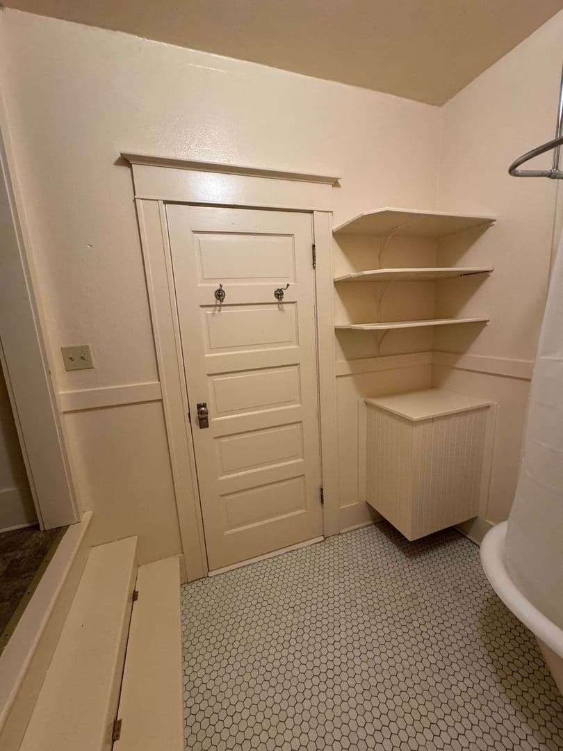 Astoria Apartment: 1432 Franklin Avenue