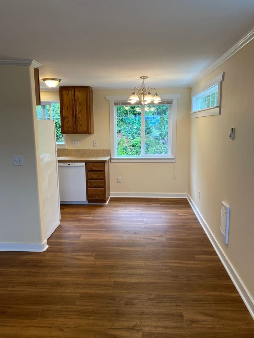 Astoria Apartment: 1089, 1091, 1097, 1099 Irving