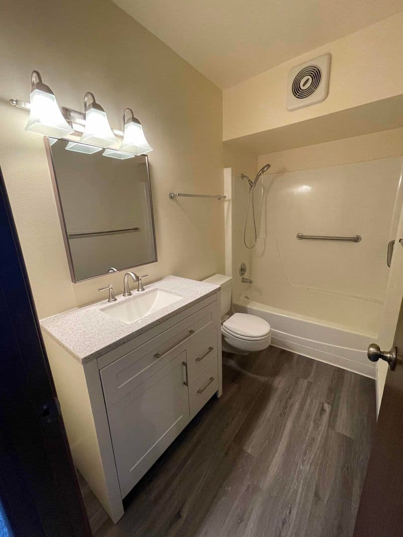 Astoria Apartment: 1015-1049 Franklin Ave