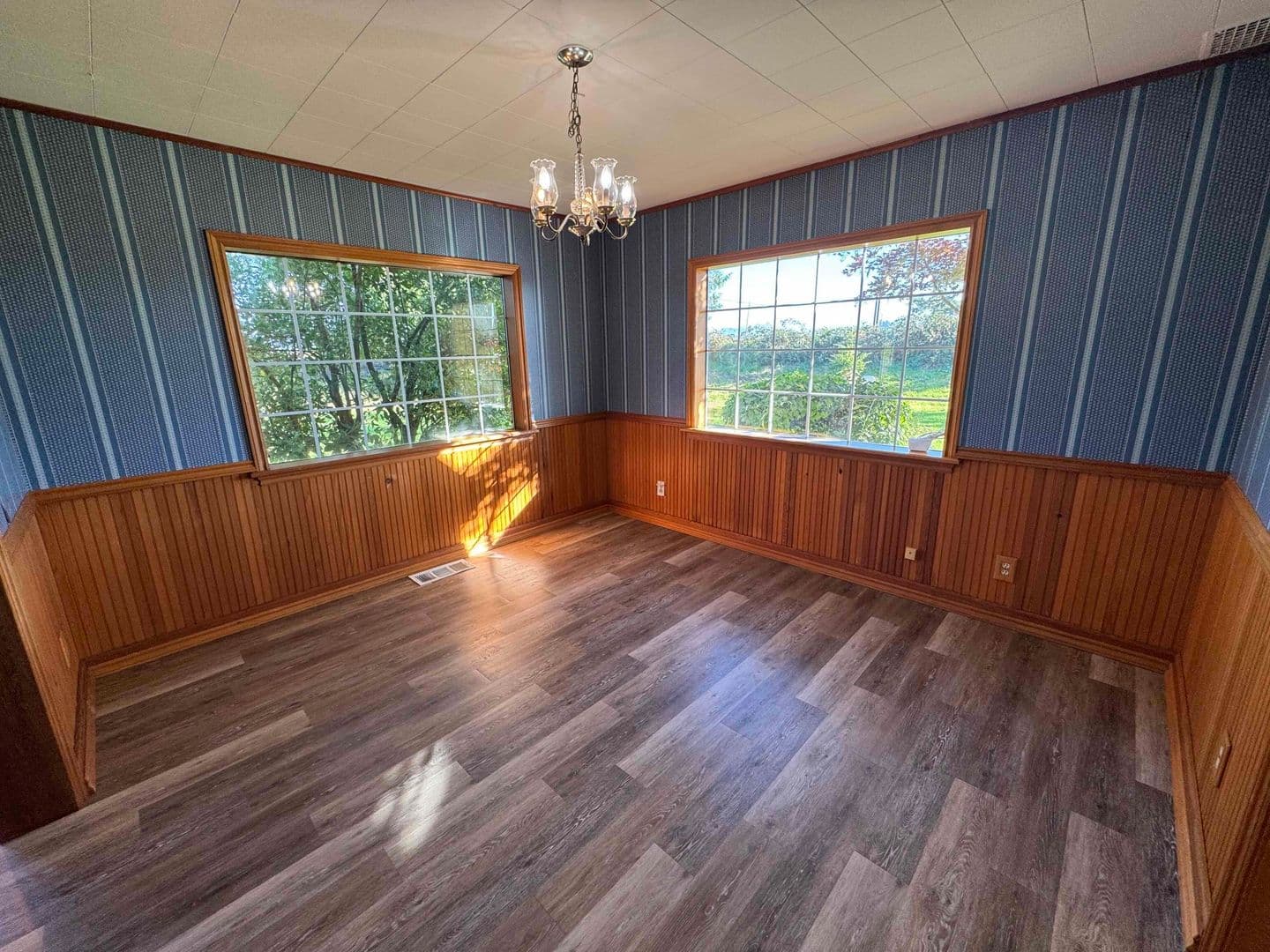 Astoria House: 35237 Hwy 101 Business