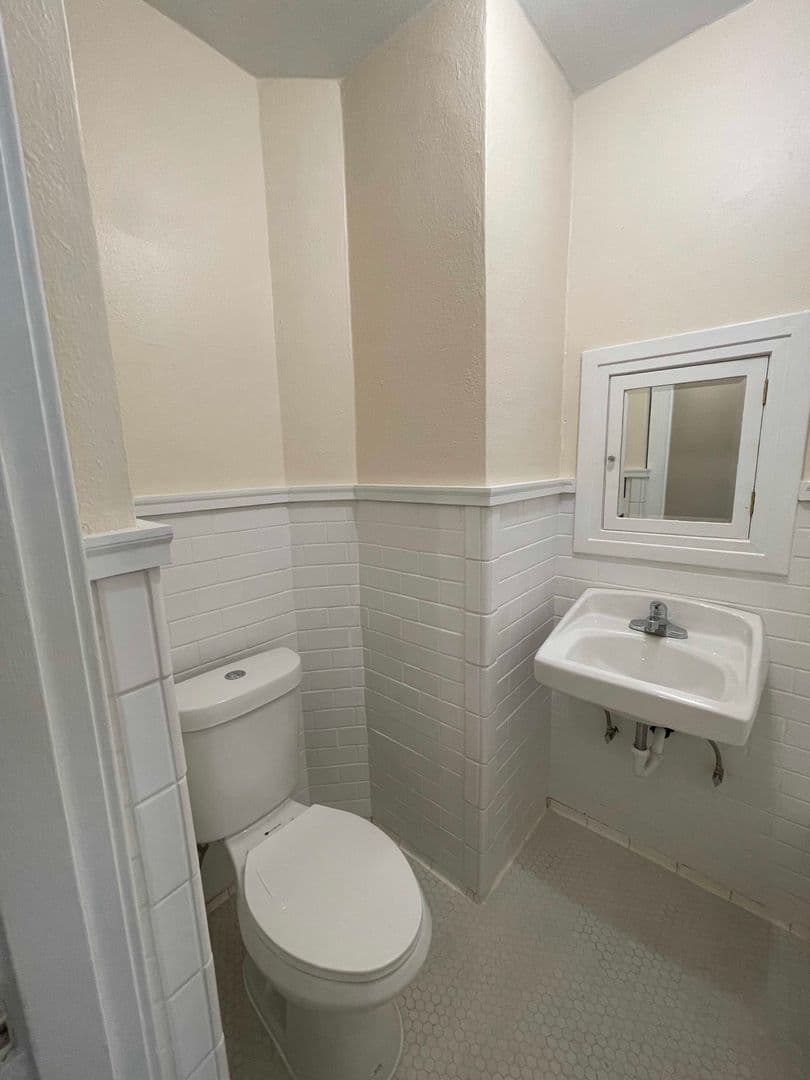 Astoria Apartment: 687 14th Street