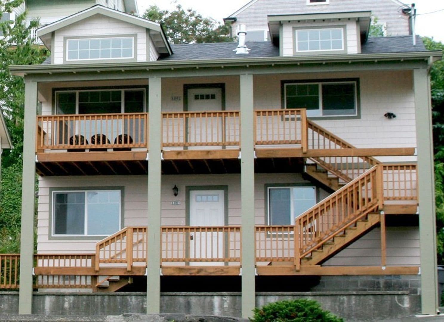 Astoria Apartment: 1089, 1091, 1097, 1099 Irving