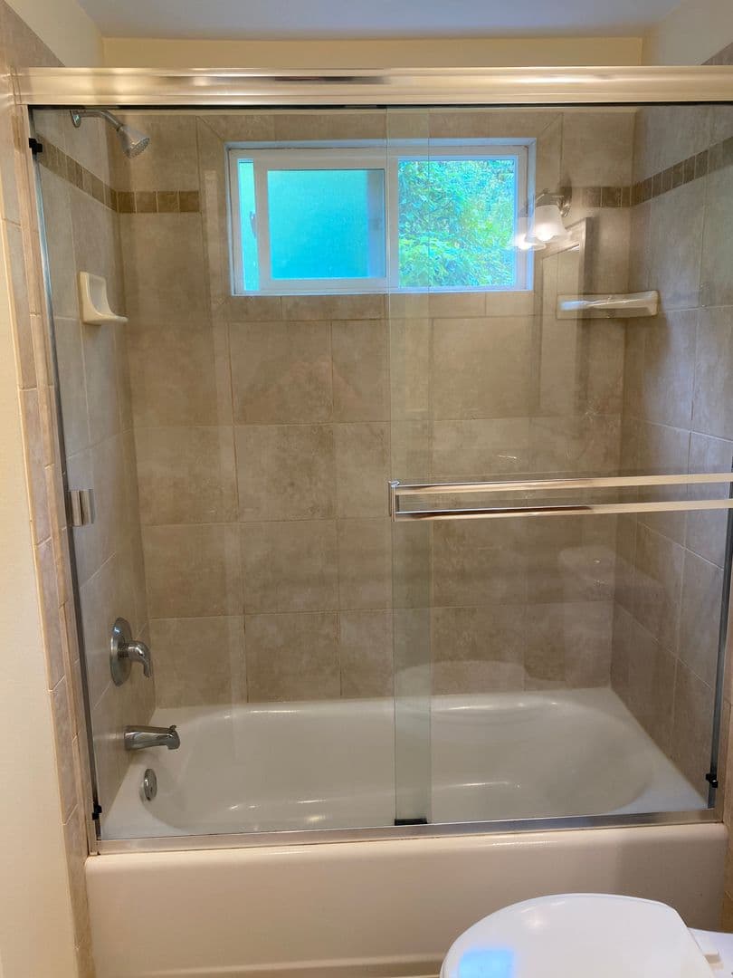 Astoria Apartment: 1089, 1091, 1097, 1099 Irving