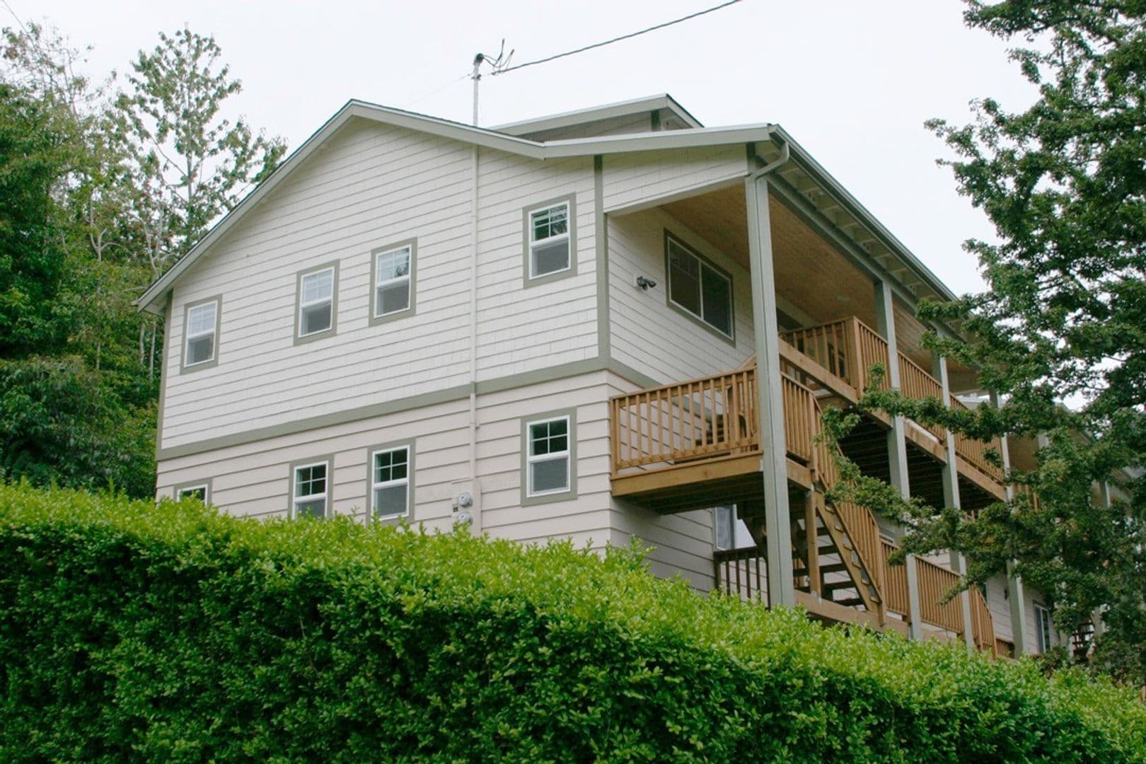 Astoria Apartment: 1089, 1091, 1097, 1099 Irving
