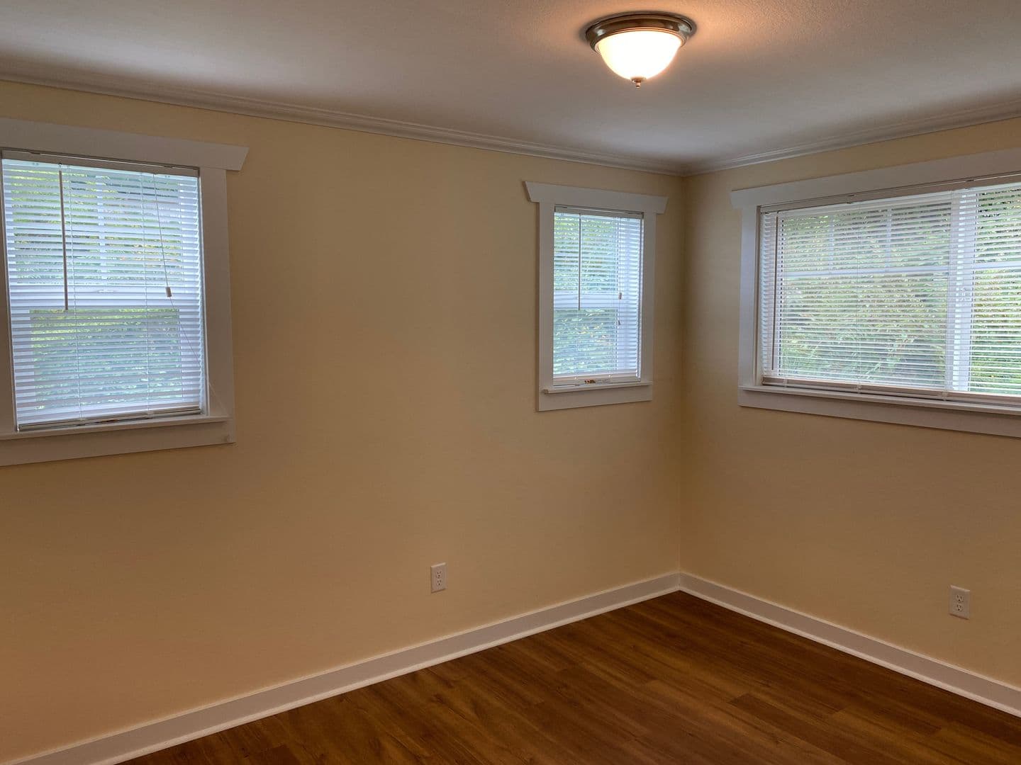 Astoria Apartment: 1089, 1091, 1097, 1099 Irving