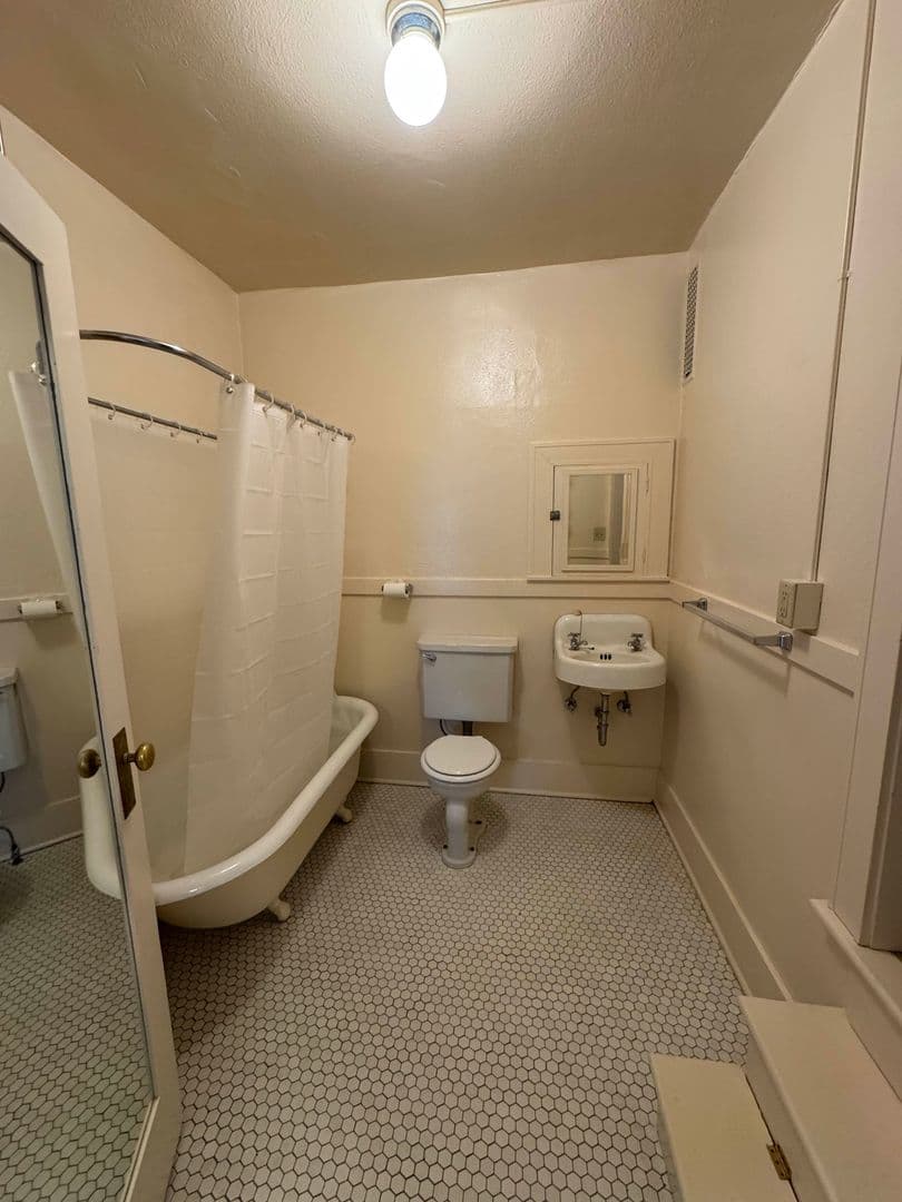 Astoria Apartment: 1432 Franklin Avenue
