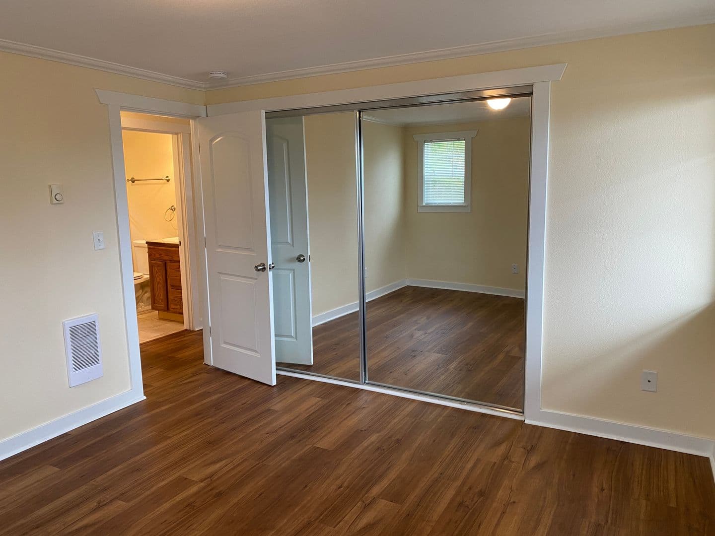 Astoria Apartment: 1089, 1091, 1097, 1099 Irving