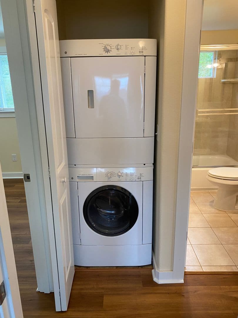 Astoria Apartment: 1089, 1091, 1097, 1099 Irving