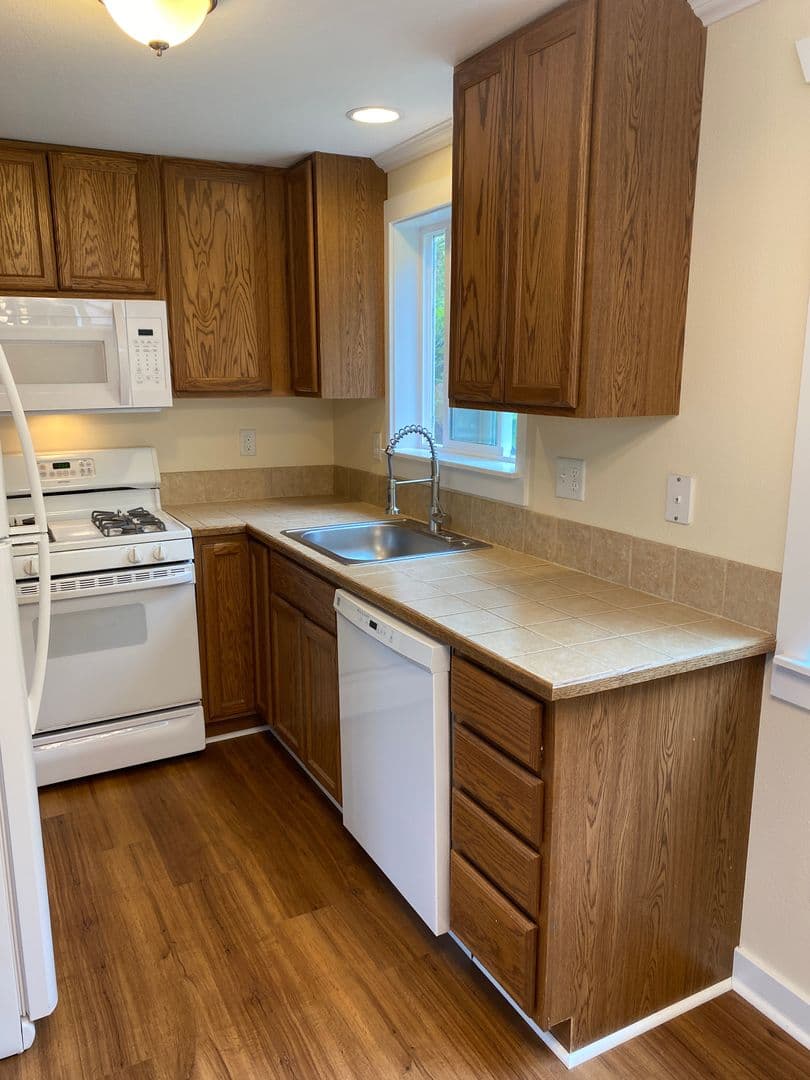 Astoria Apartment: 1089, 1091, 1097, 1099 Irving