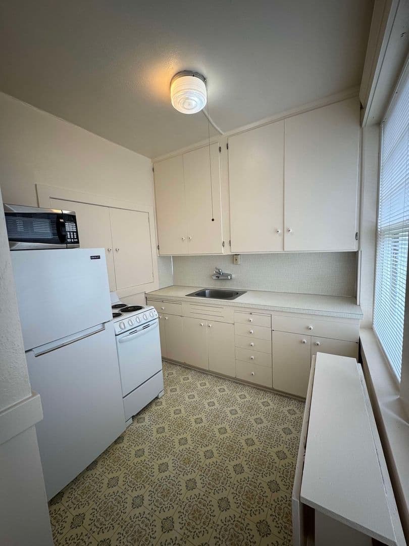 Astoria Apartment: 1432 Franklin Avenue