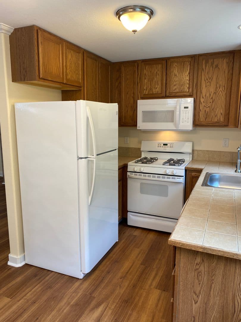 Astoria Apartment: 1089, 1091, 1097, 1099 Irving