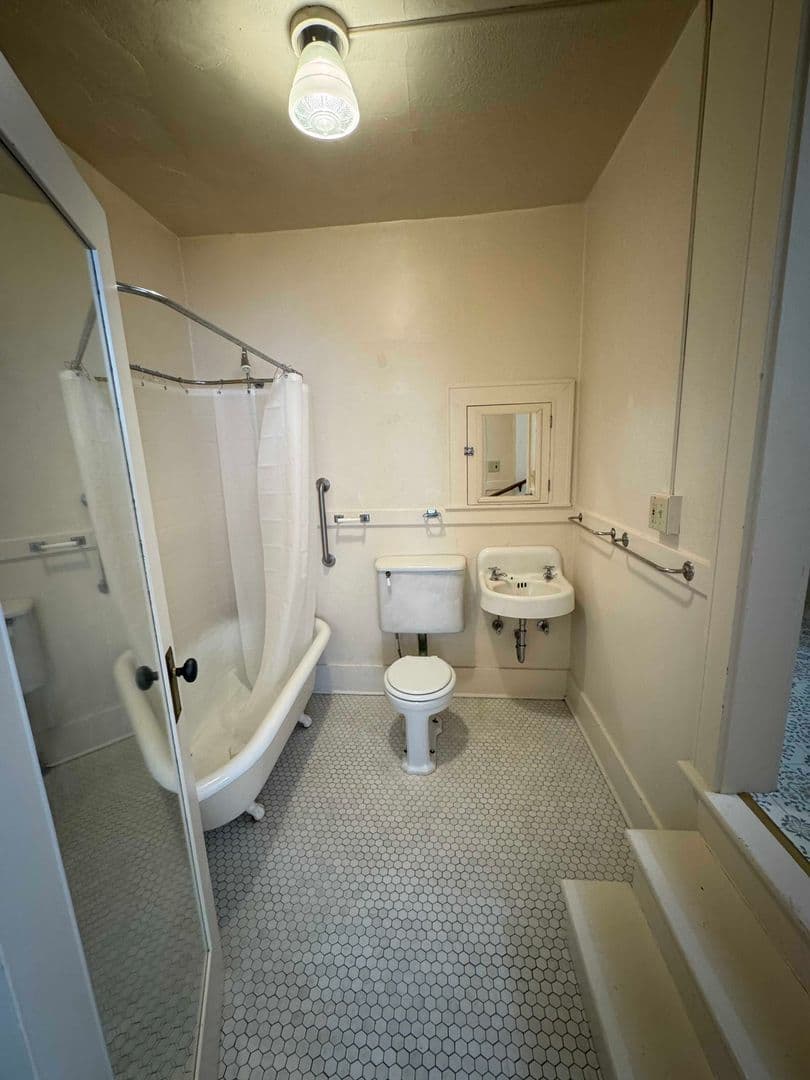Astoria Apartment: 1432 Franklin Avenue