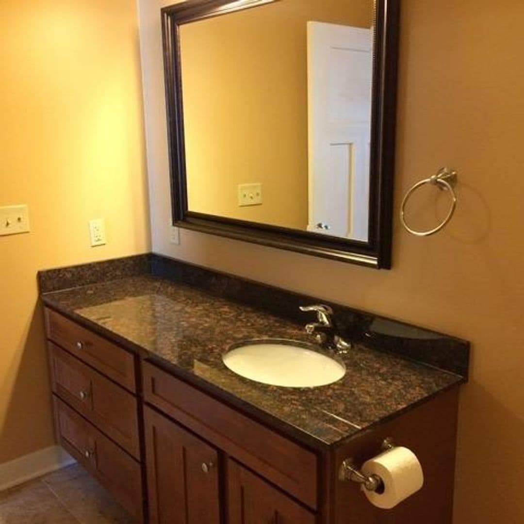 Sycamore Apartment: 437 W State Street