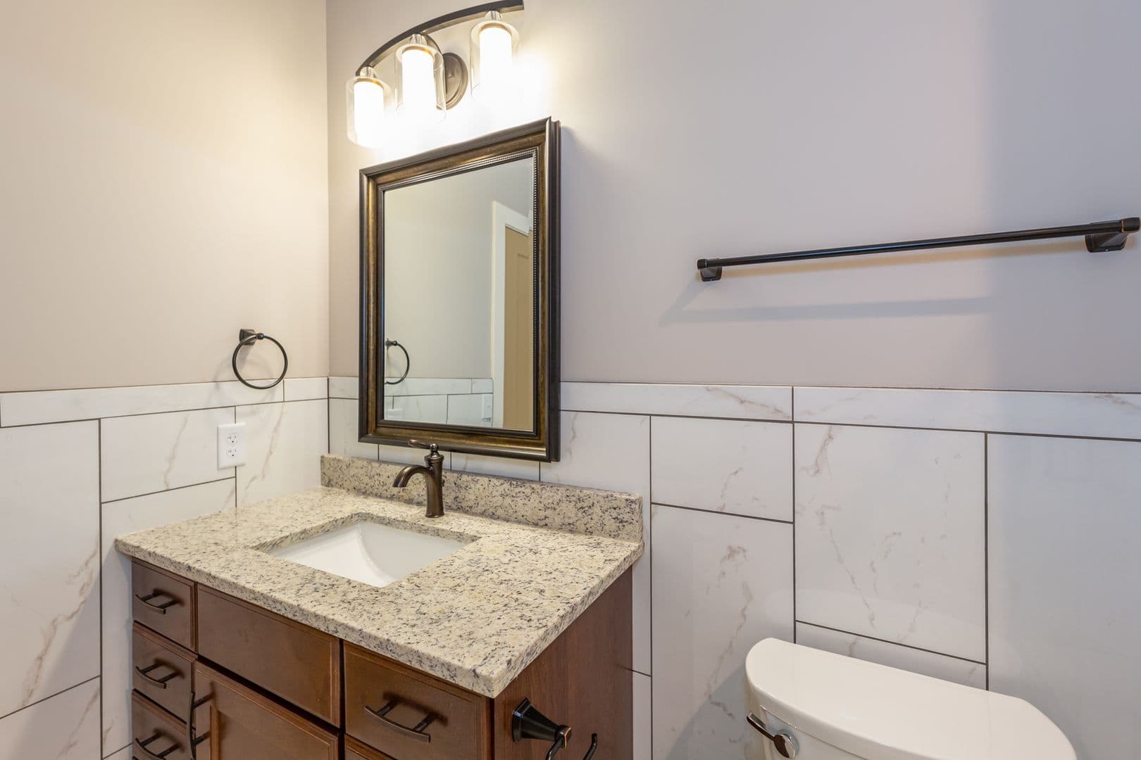DeKalb Apartment: 408 Oak Street