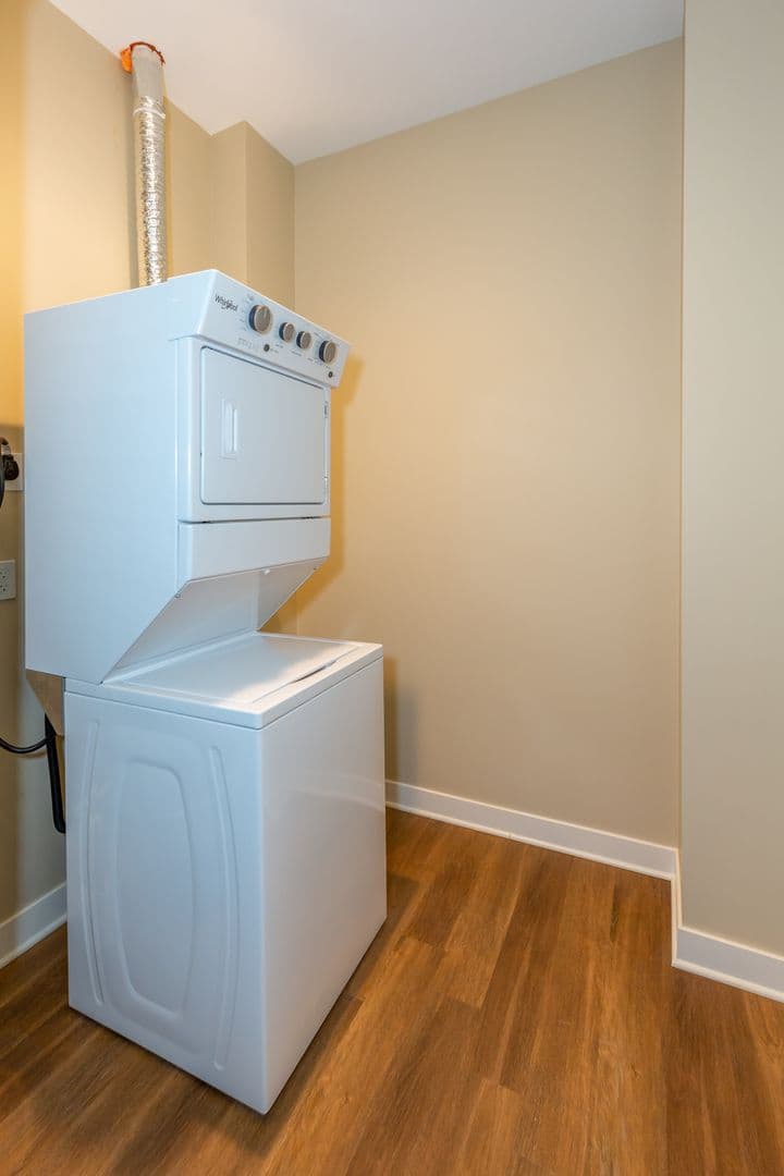 DeKalb Apartment: 408 Oak Street