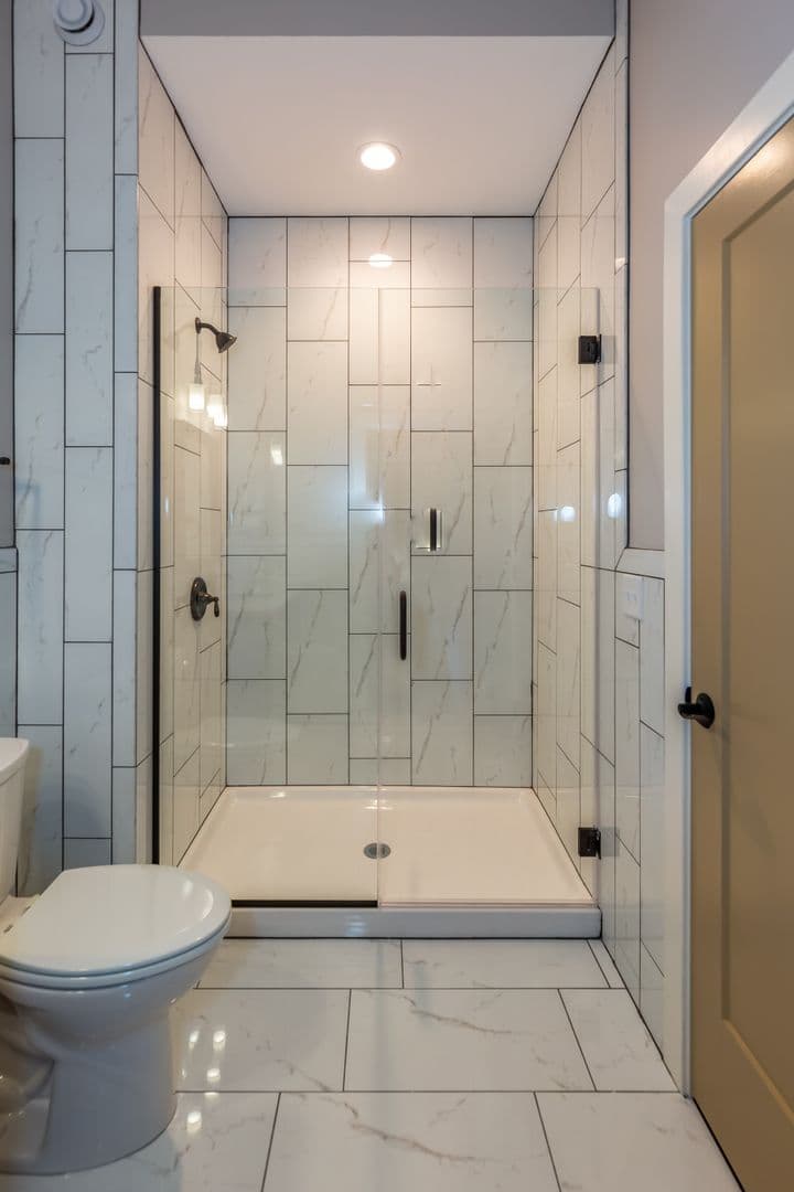 DeKalb Apartment: 408 Oak Street