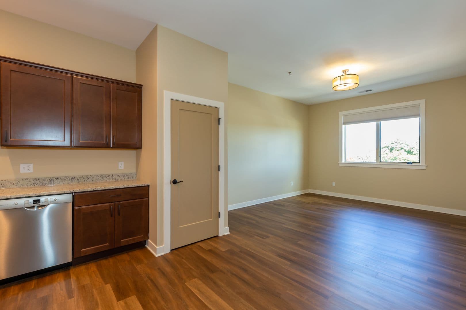 DeKalb Apartment: 408 Oak Street