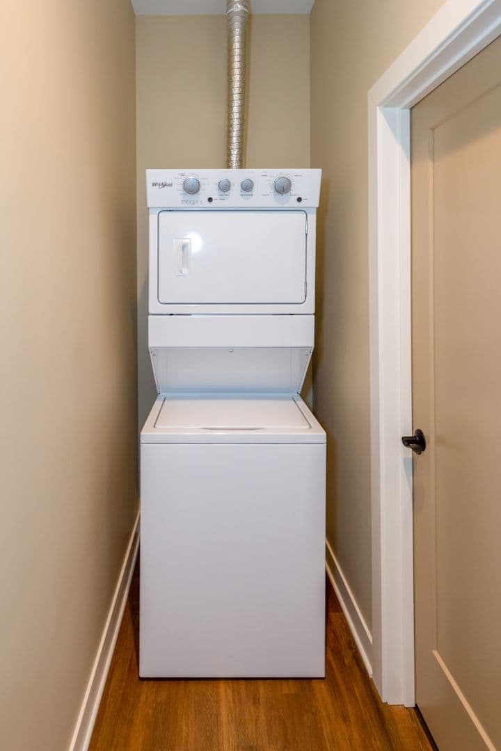 DeKalb Apartment: 408 Oak Street