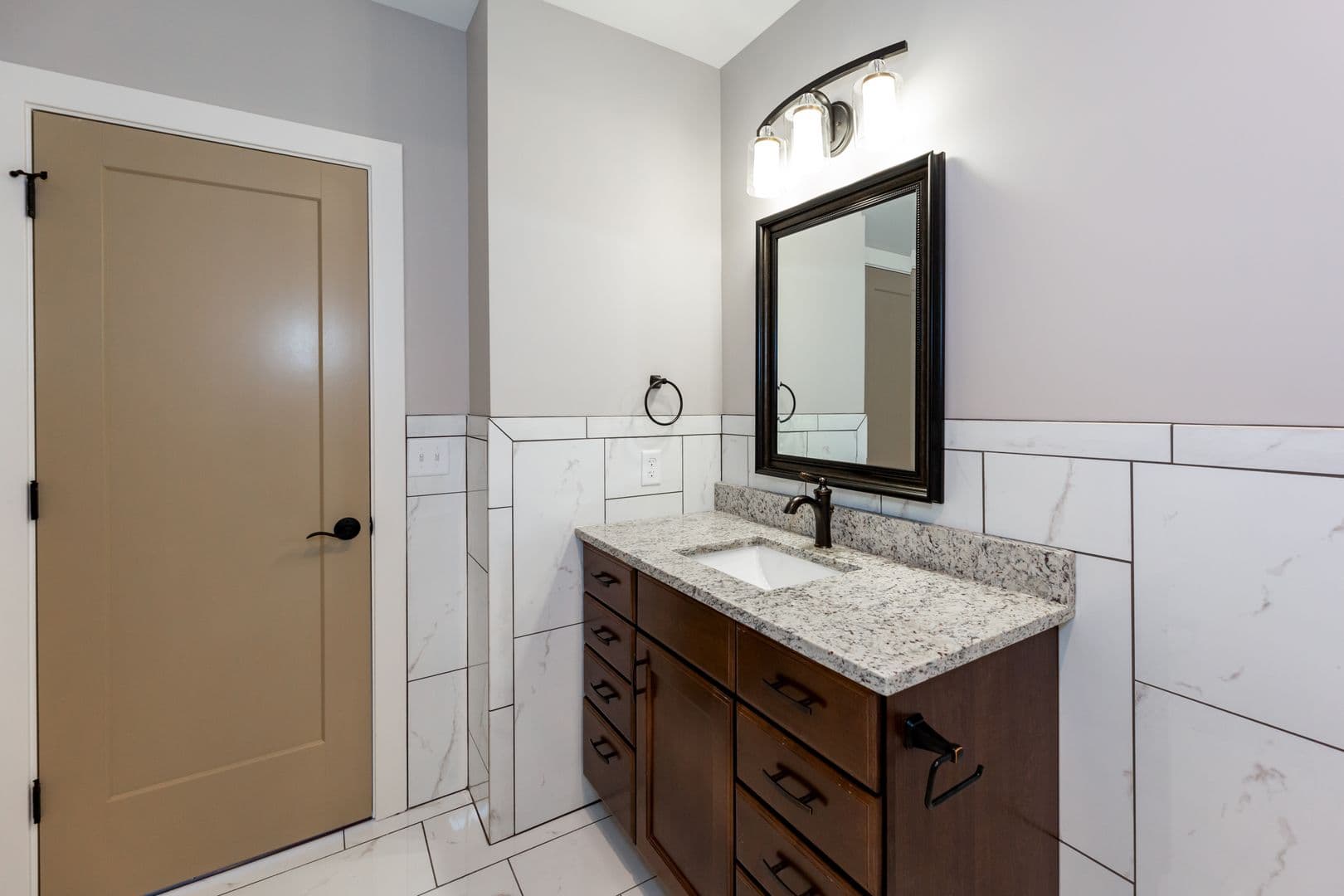DeKalb Apartment: 408 Oak Street