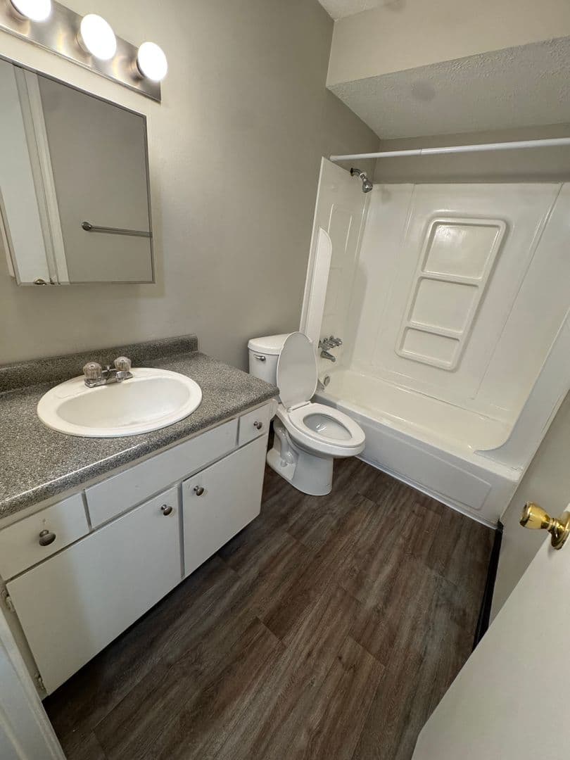 Jeffersonville Apartment: 810-811 Howard Avenue