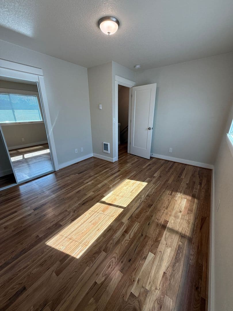 Portland Apartment: 10317 NE Hoyt St