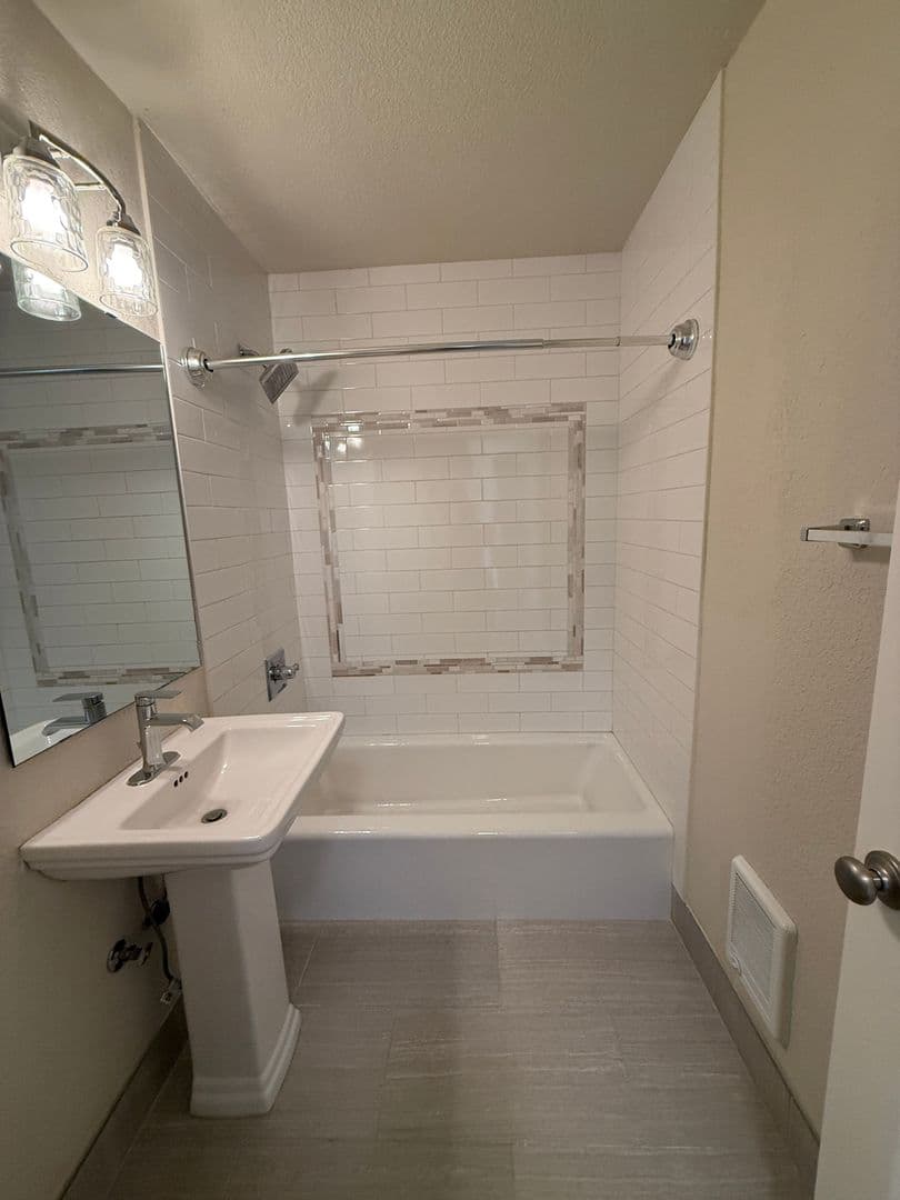 Portland Apartment: 10317 NE Hoyt St