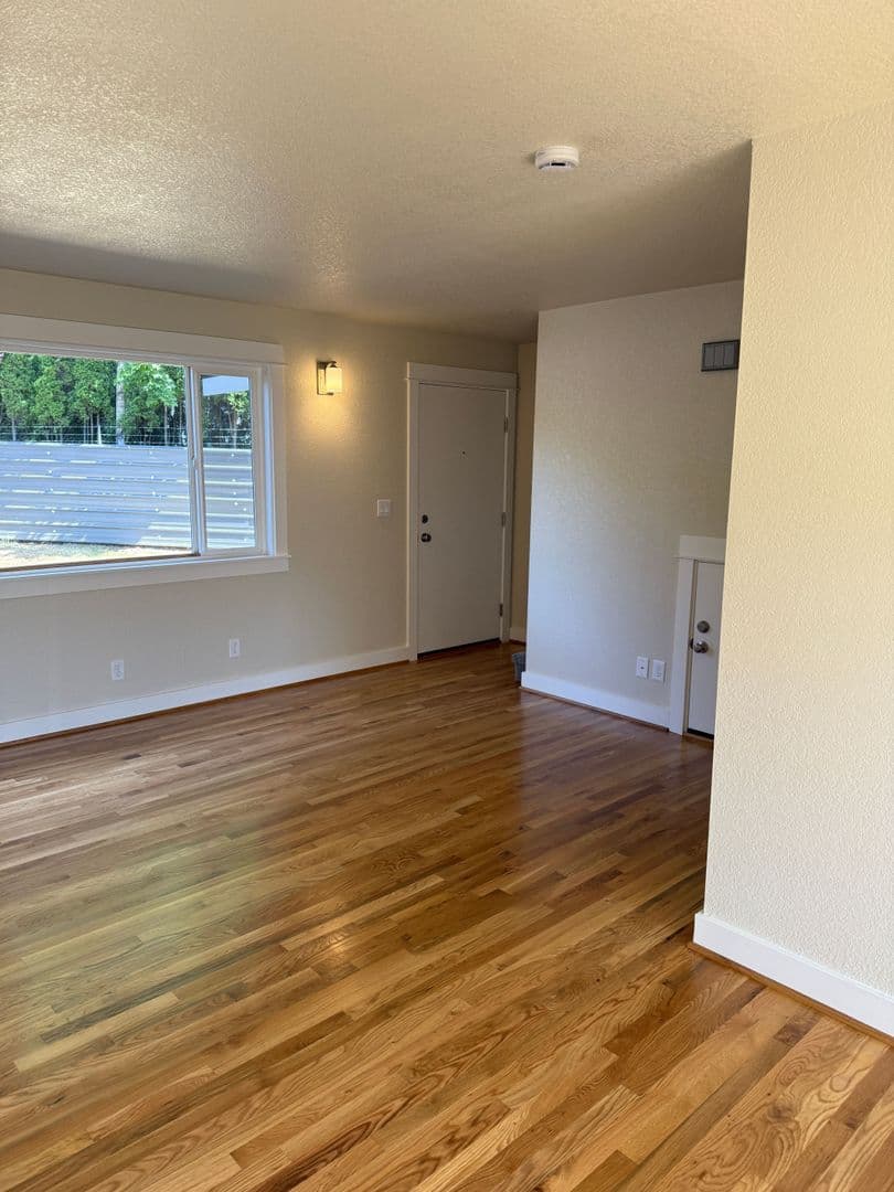 Portland Apartment: 10317 NE Hoyt St
