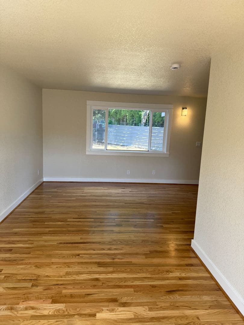 Portland Apartment: 10317 NE Hoyt St
