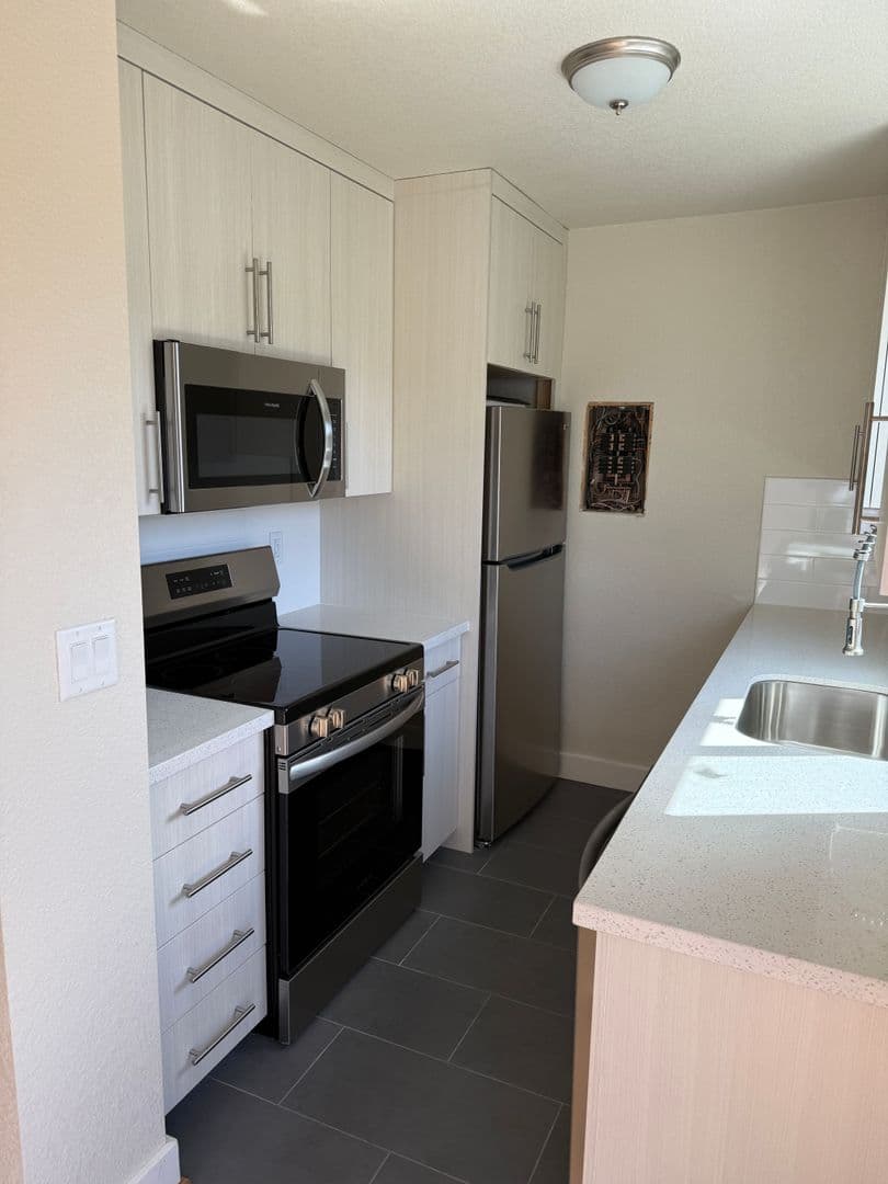 Portland Apartment: 10317 NE Hoyt St