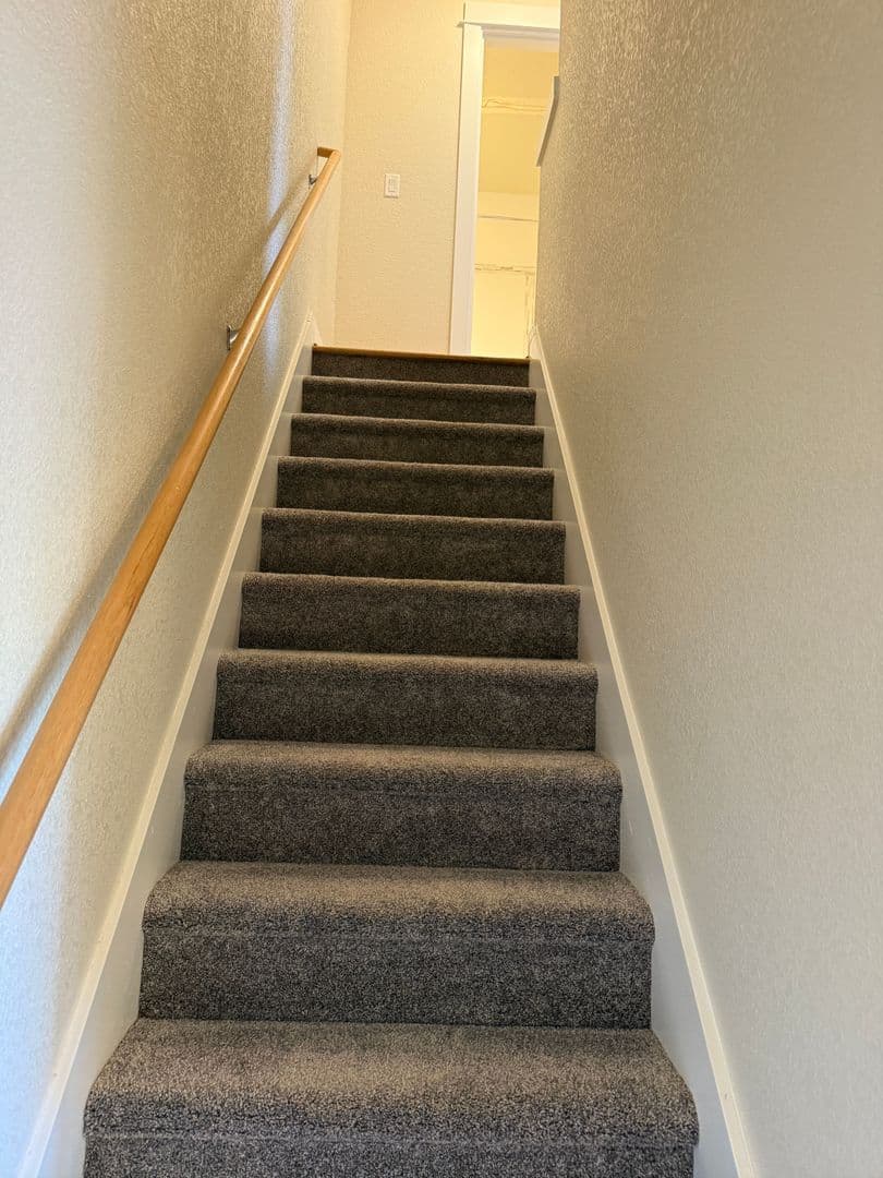 Portland Apartment: 10317 NE Hoyt St