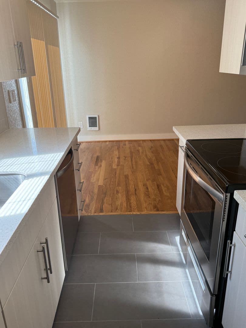 Portland Apartment: 10317 NE Hoyt St