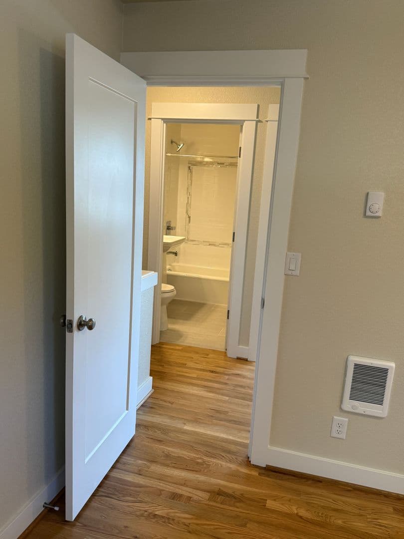 Portland Apartment: 10317 NE Hoyt St