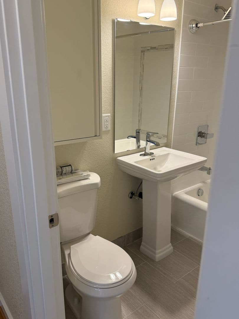Portland Apartment: 10317 NE Hoyt St