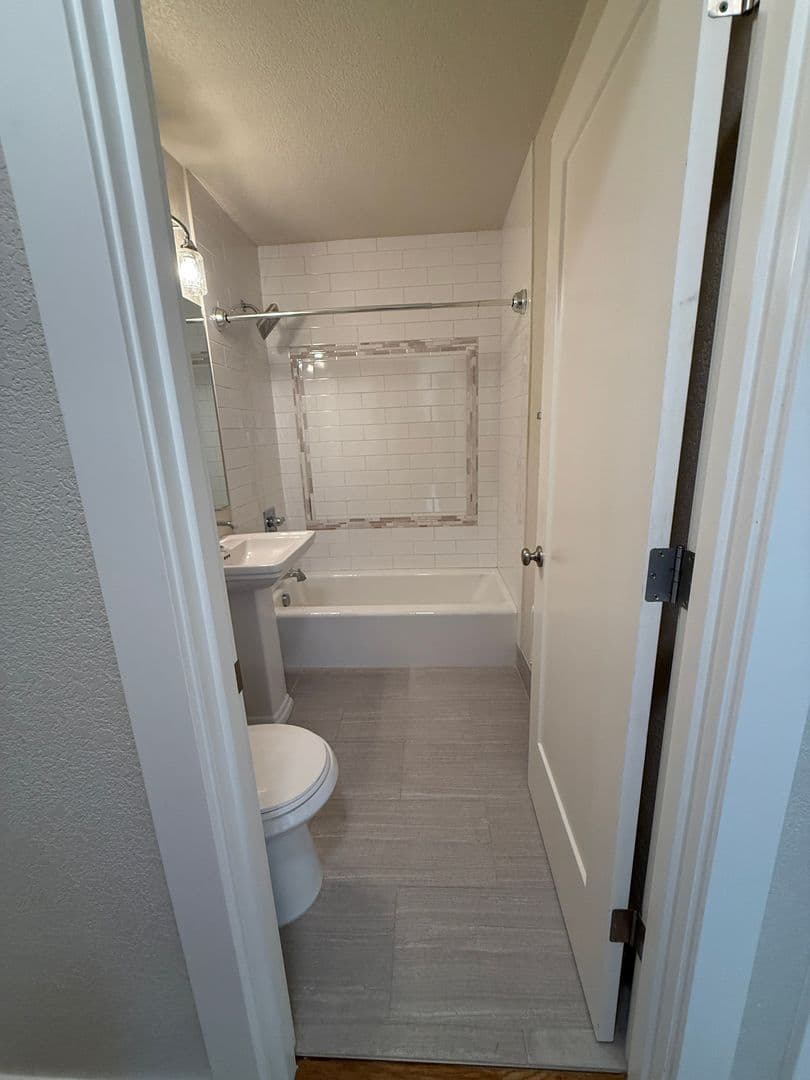 Portland Apartment: 10317 NE Hoyt St