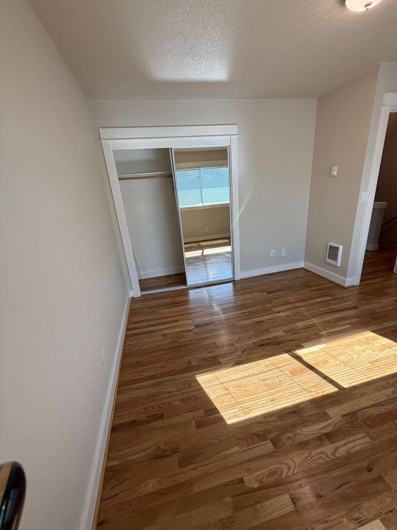 Portland Apartment: 10317 NE Hoyt St