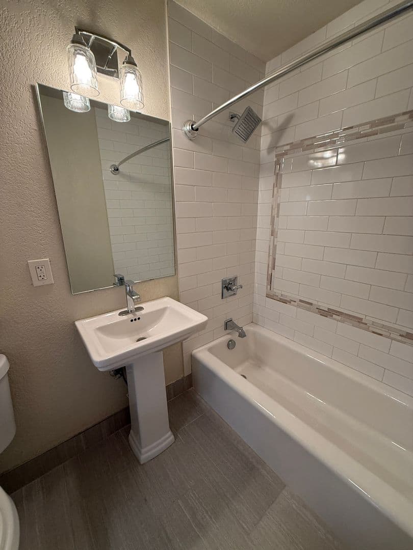Portland Apartment: 10317 NE Hoyt St