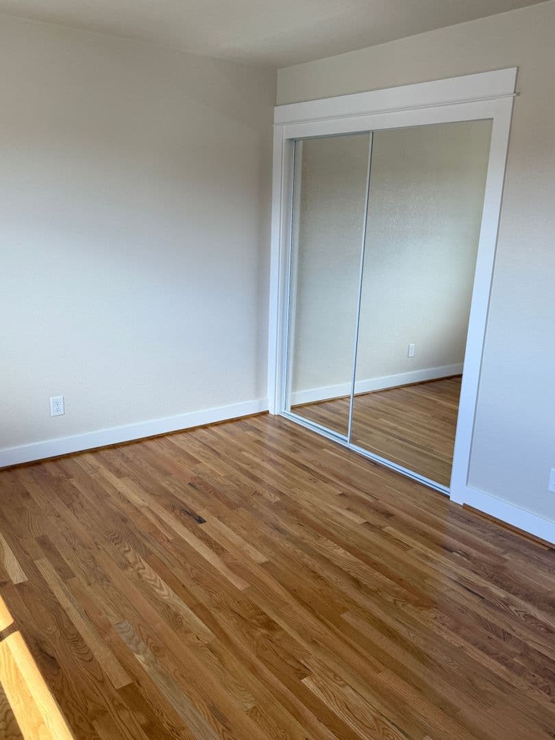 Portland Apartment: 10317 NE Hoyt St