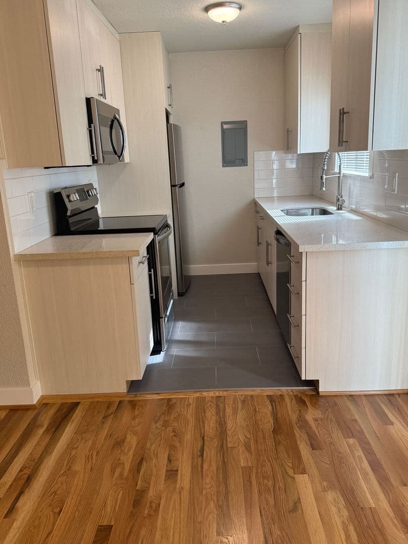 Portland Apartment: 10317 NE Hoyt St