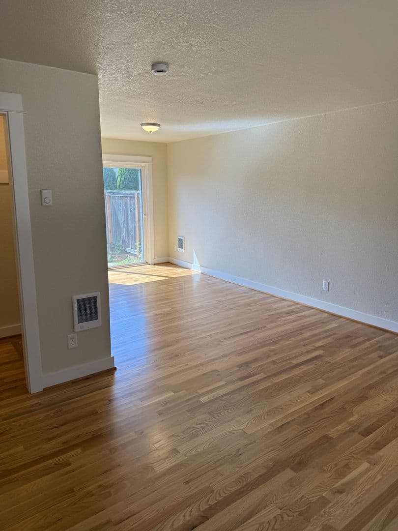 Portland Apartment: 10317 NE Hoyt St