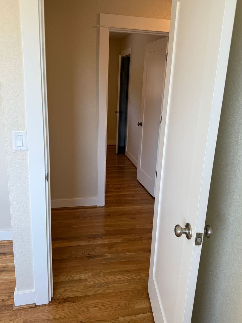 Portland Apartment: 10317 NE Hoyt St