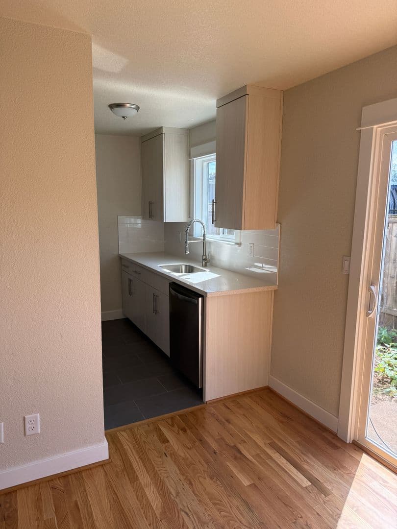 Portland Apartment: 10317 NE Hoyt St