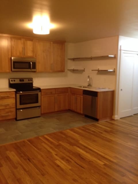 Portland Apartment: 6110 SE 52nd. Ave